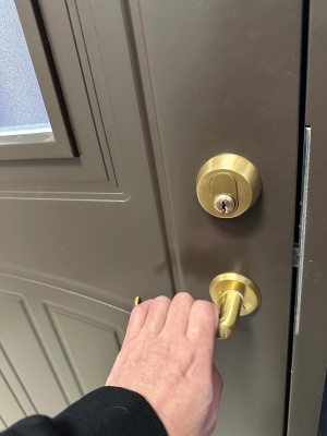 Комплект фурнитуры MULTIHELA на входную дверь в матовой латуни (ручка UL640, цилиндр, скобянка на цилиндр)