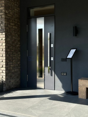 Тёплая входная дверь с терморазрывом НОРД 85 Термико НС-41К26А, размер 2210*1000*135 + фрамуга 300*1000*135, правая, цвет БЕЛЫЙ/ЧЁРНЫЙ