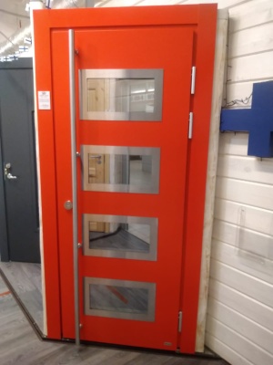 Входная дверь для частного дома WRK-TP-05 M9*21 прав 3020/9016 стекло матовое штанга/нажимная