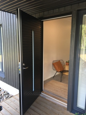 Дверь входная Kaski Puudesign Tyrsky, М9x21, правая, замок LC200, цвет Kaskipuun kuultomusta(Borgå),черный