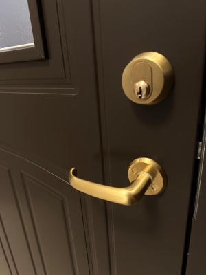 Комплект фурнитуры MULTIHELA на входную дверь в матовой латуни (ручка UL640, цилиндр, скобянка на цилиндр)