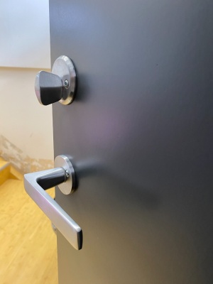 Комплект  фурнитуры NFD_701MCR на входную дверь в матовом хроме (ручка LE5/008, цилиндр, скобянка на цилиндр)