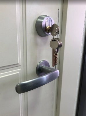 Комплект фурнитуры MULTIHELA на входную дверь в матовом хроме (ручка UL027, цилиндр, скобянка на цилиндр)