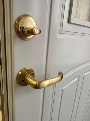 Комплект фурнитуры MULTIHELA на входную дверь в матовой латуни (ручка UL640, цилиндр, скобянка на цилиндр)