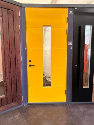 Дверь наружная деревянная ScanDo L024, RAL 1003, М10*23, правая