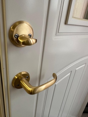 Комплект фурнитуры MULTIHELA на входную дверь в матовой латуни (ручка UL640, цилиндр, скобянка на цилиндр)