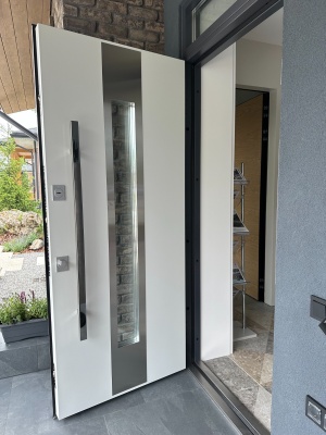 Тёплая входная дверь с терморазрывом НОРД 85 Термико НС-41К26А, размер 2210*1000*135 + фрамуга 300*1000*135, правая, цвет БЕЛЫЙ/ЧЁРНЫЙ