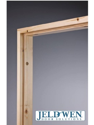 Комплект сосновой двери SWEDOOR Tradition 51, прозрачный лак: полотно + коробка + наличник фотография