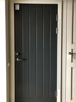 Теплая входная дверь SWEDOOR by Jeld-Wen Function F1894 темно-серая (цвет RR23) с замком LC200 фотография