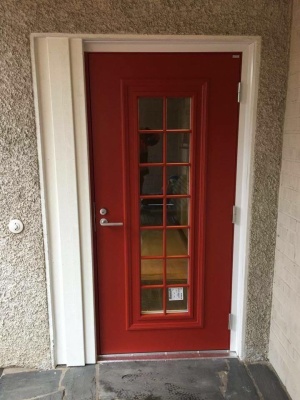 Дверь входная Kaski Thermo Seliskeri, двухцветная (красный / белый), с замком ABLOY LC200