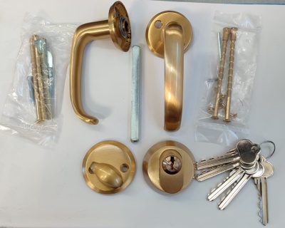 Комплект фурнитуры MULTIHELA на входную дверь в матовой латуни (ручка UL640, цилиндр, скобянка на цилиндр)